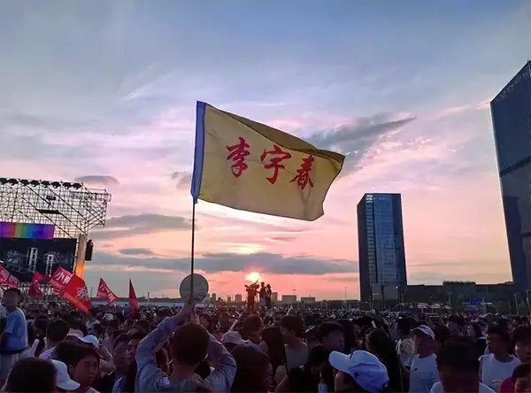 看月亮爬上來歌詞含義_看月亮爬上來李宇春_看月亮爬上來發行時間