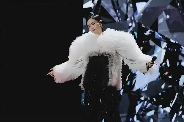 李宇春一晚四套高訂全球首穿，黑色V 領開叉裙驚艷廈門演唱會