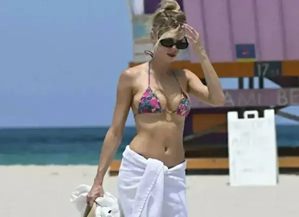 夏日海灘奇旅：Charlotte McKinney 探索美與勇氣的旅程