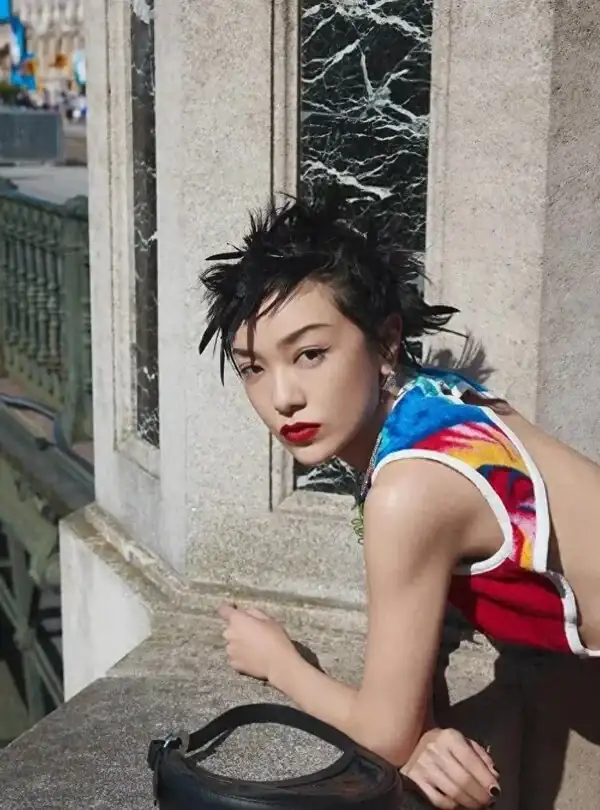 郭採潔給人的印像是甜美與酷帥兼具，她的形象總是那麼完美__甜美兼具帥酷印象完美形象英語