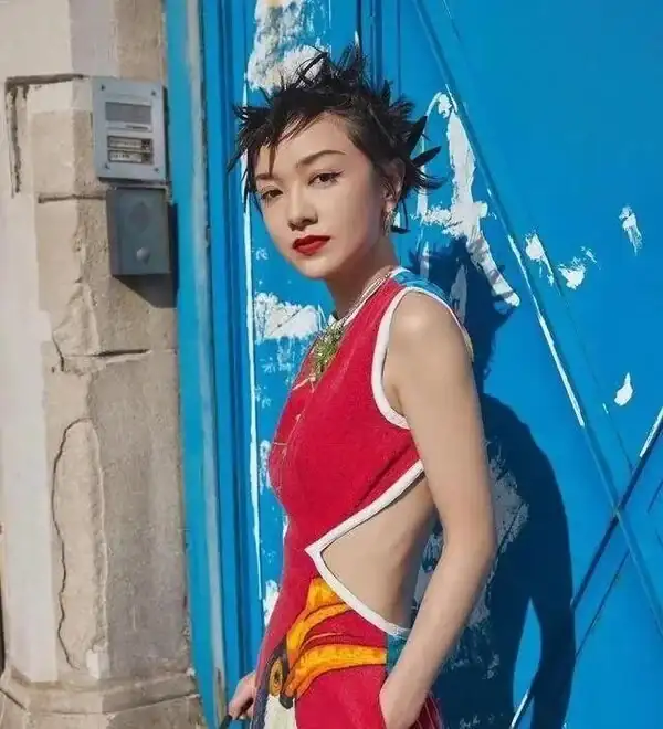 甜美兼具帥酷印象完美形象英語__郭採潔給人的印像是甜美與酷帥兼具，她的形象總是那麼完美