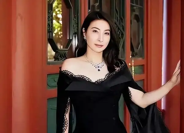 郭晶晶被問怕不怕丈夫出軌，她的回答盡顯智慧
