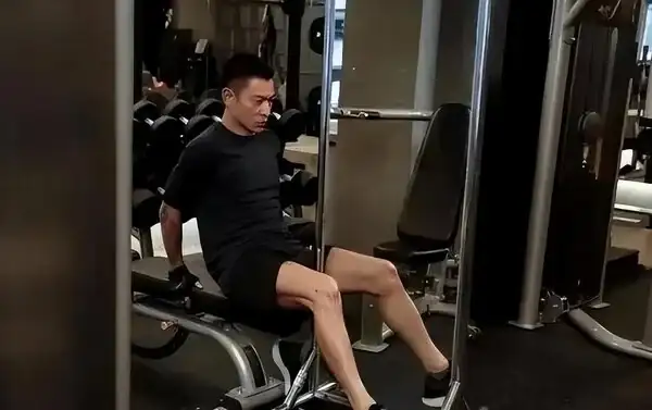 61歲李連杰和70歲成龍都已老得一塌糊塗，63歲的費翔依然帥得堅挺_61歲李連杰和70歲成龍都已老得一塌糊塗，63歲的費翔依然帥得堅挺_