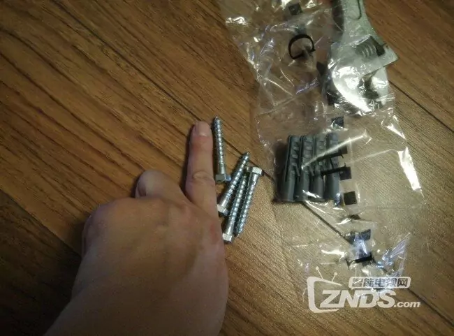 小米電視後背螺絲孔多大_小米電視底部上不了螺絲_小米電視後面沒有螺絲孔